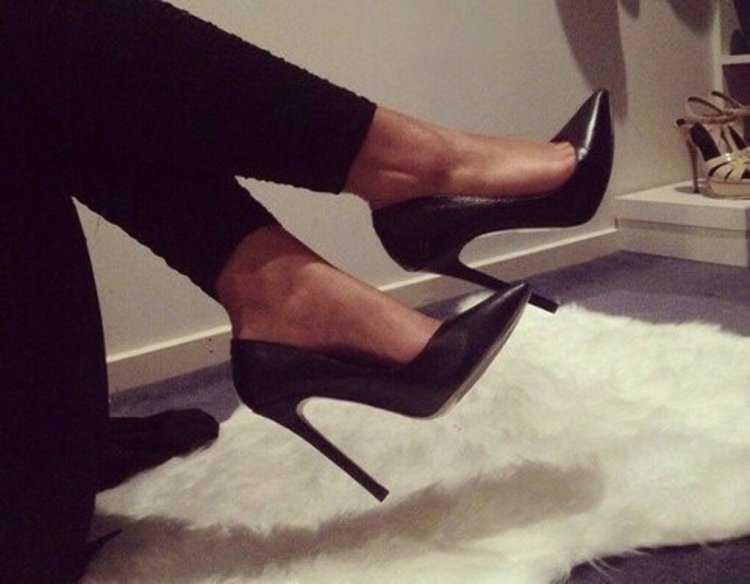 Ноги девушек в туфлях на шпильке