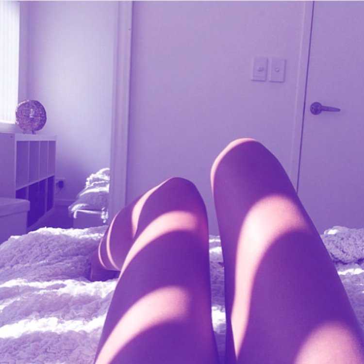Ножки в комнате