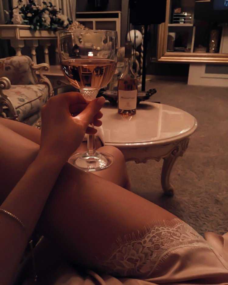 Бокал шампанского в руке