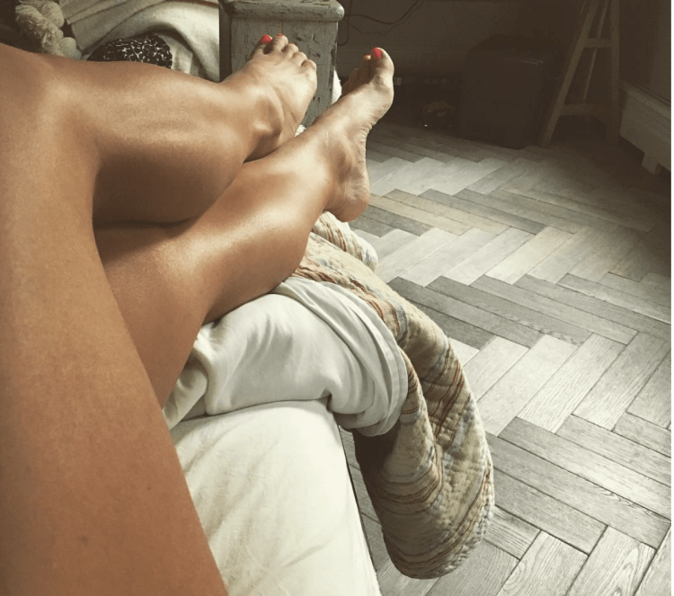 Ноги на кровати