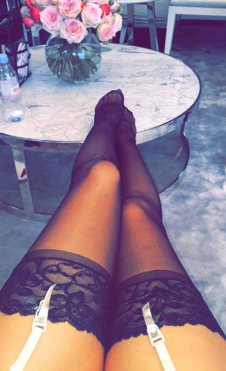 Девушка в чулках без лица