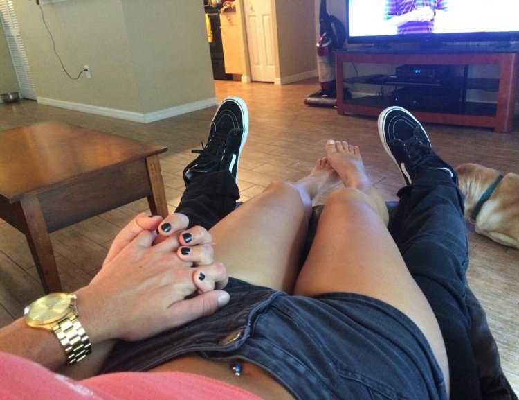 Ноги девушки на парне