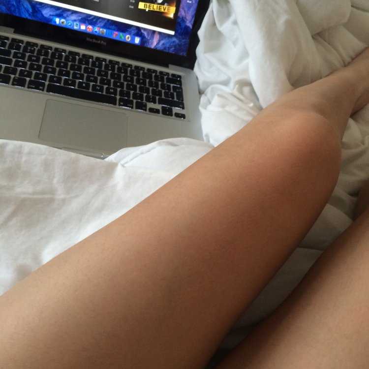 Ноги женские на кровати