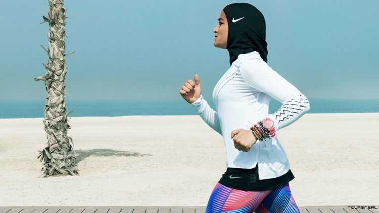 Мусульманка занимается спортом