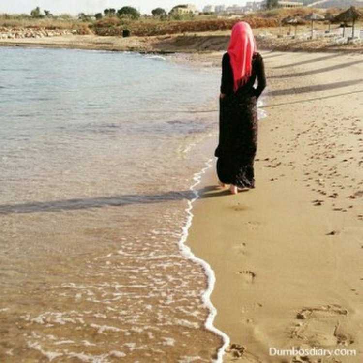 Мусульманка в хиджабе на море