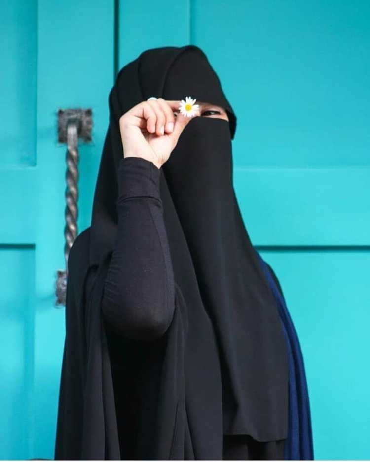 Девушка в парандже в ресторане