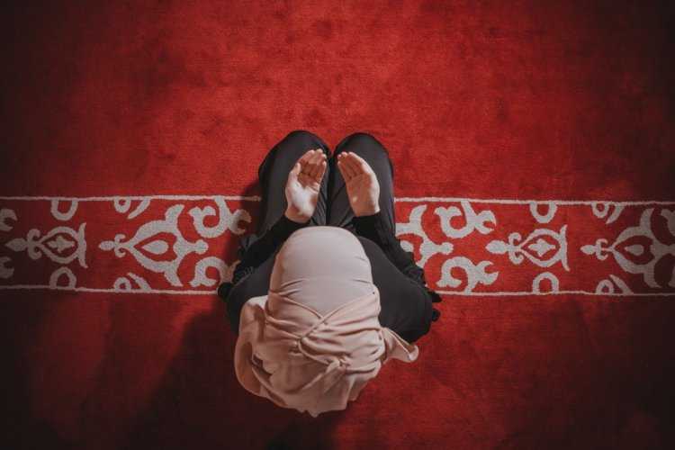 Мусульманка молится обои