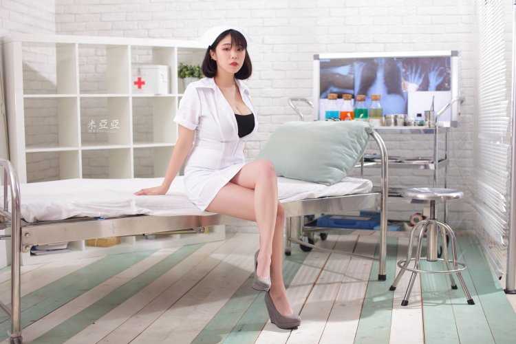 Красивые ноги медсестры