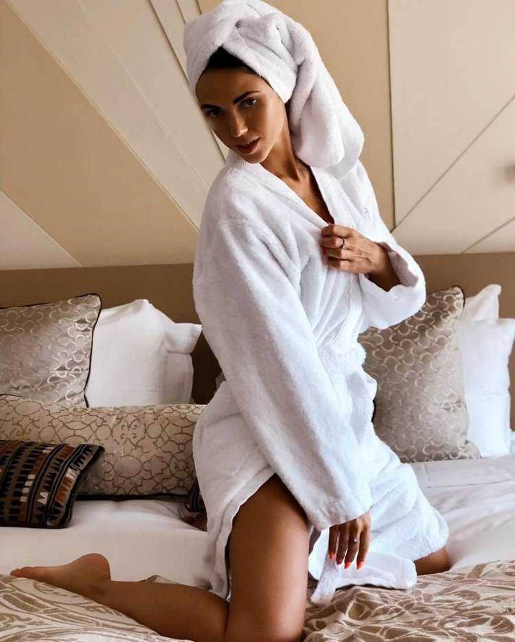 Девушка в белом халатике