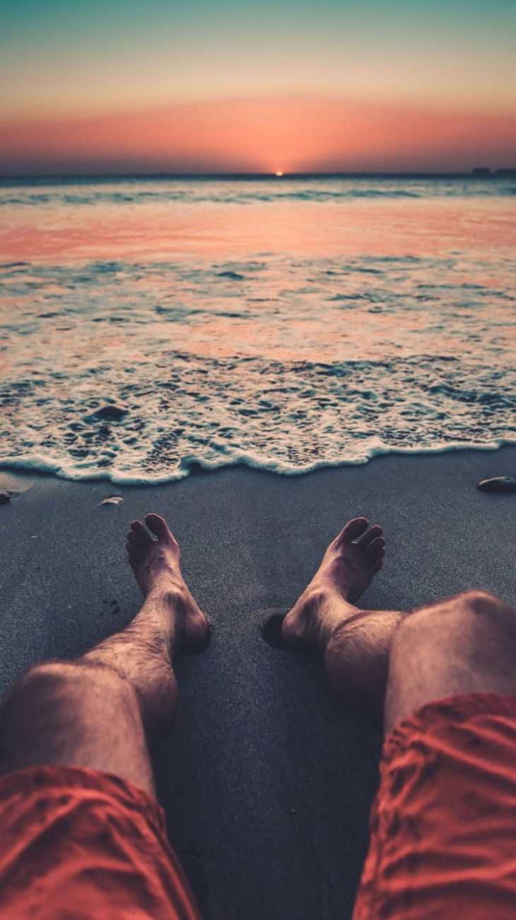 Ноги на берегу моря