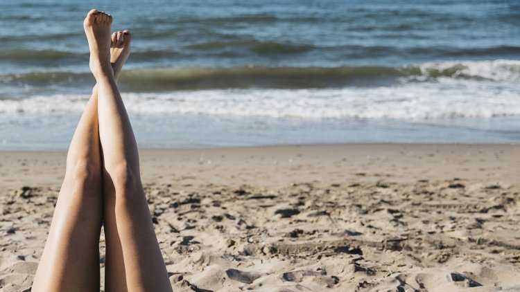 Красивые ножки на пляже