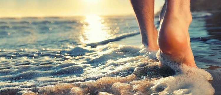 Девушка на берегу коленки море