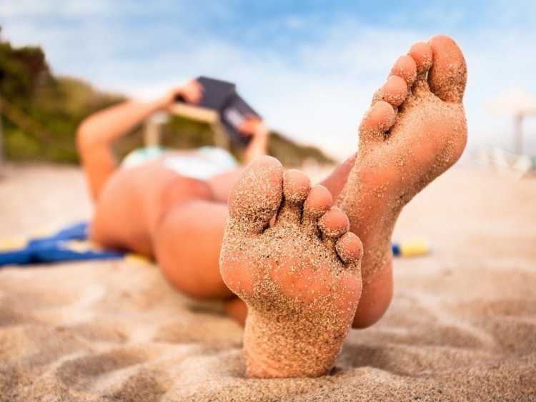 Ноги в песке на пляже