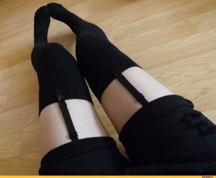 Ноги девушек в гольфах