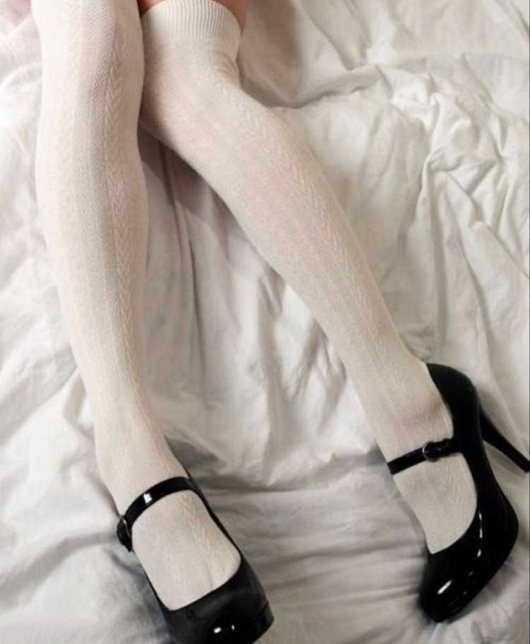 Девушки в белых гольфах