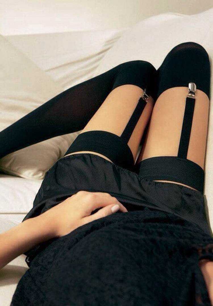 Женские ноги в черных чулках