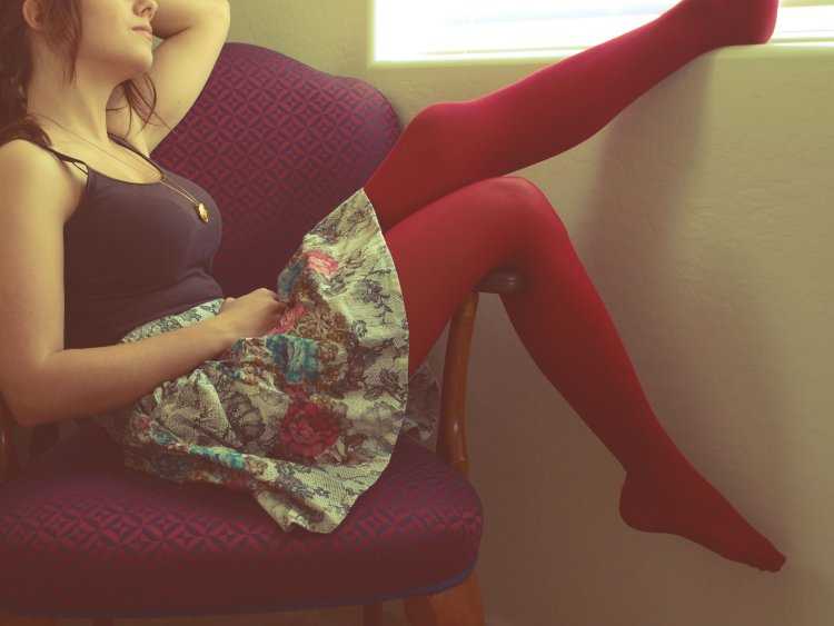 Девочка в платье и гольфах