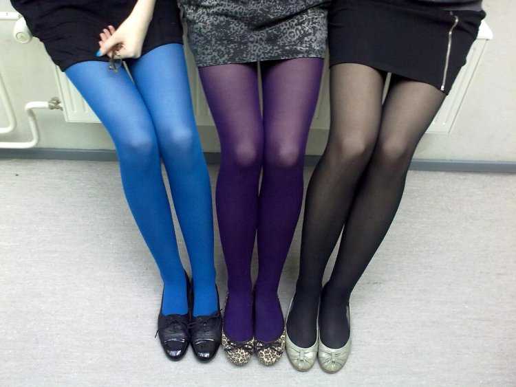 Ножки в синих колготках