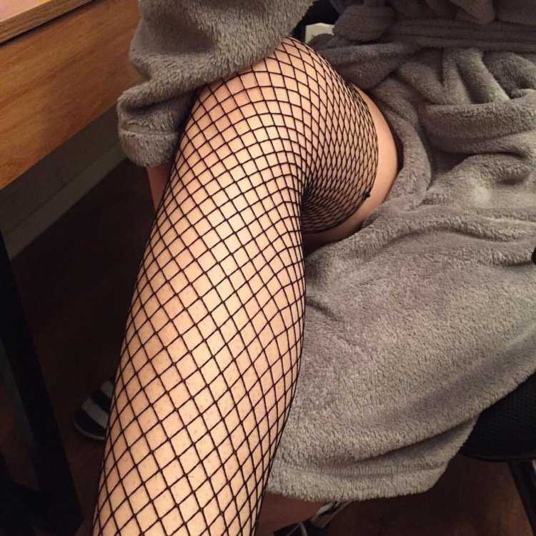 Ноги в сетчатых колготках