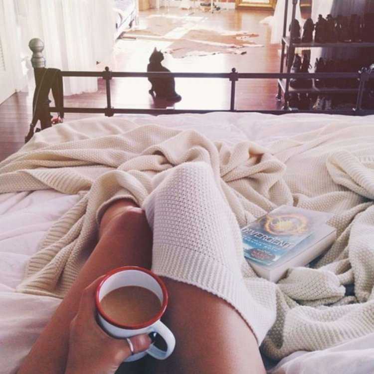 Плед на ногах