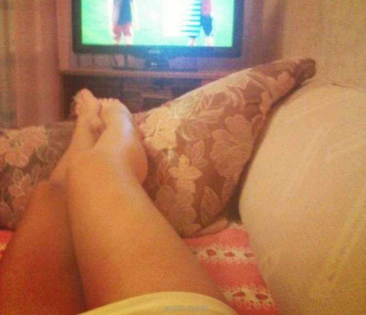 Ноги девушки в кровати