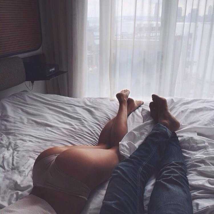 Парень и девушка в кровати