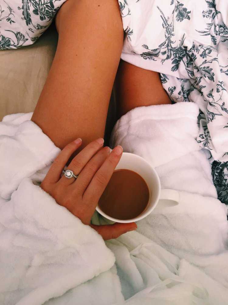 Девушка в постели с кружкой