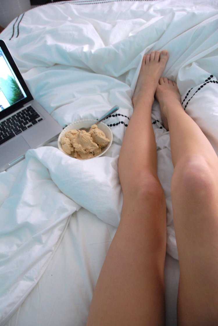 Красивые ноги в постели