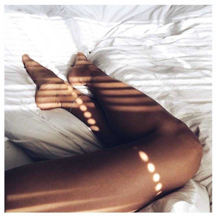 Красивые ноги в постели