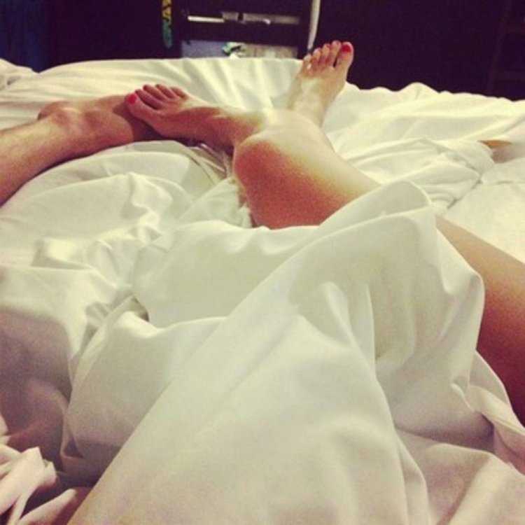 Мужские и женские ноги в постели