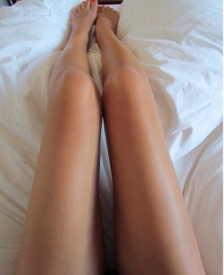 Ноги на кровати