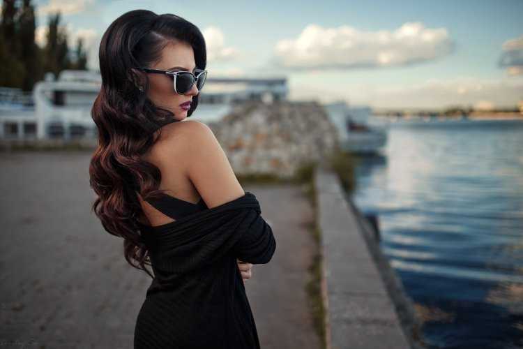 Девушка в темных очках