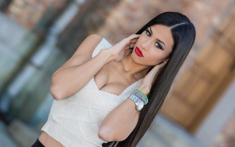 Красивые брюнетки с боку