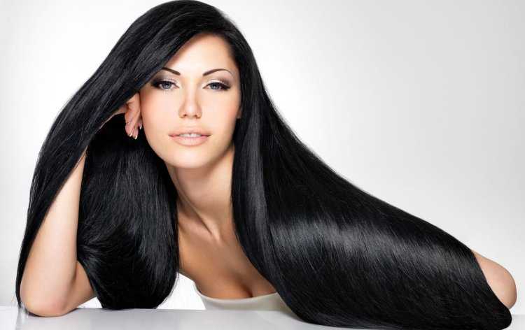 Девушка с красивыми блестящими волосами