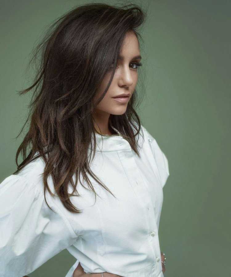 Нина Добрев пряди