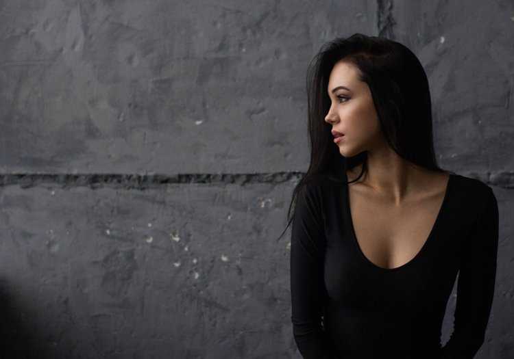 Красивая брюнетка в профиль