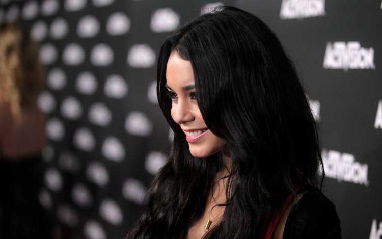 Герои фильма девушки брюнетки