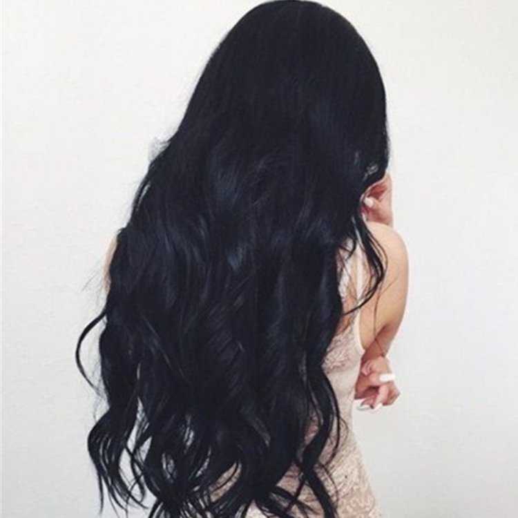 Брюнетка с черными длинными волосами