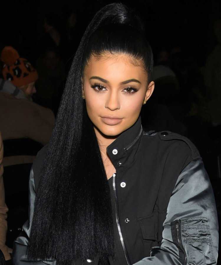 Кайли Дженнер с конским хвостом