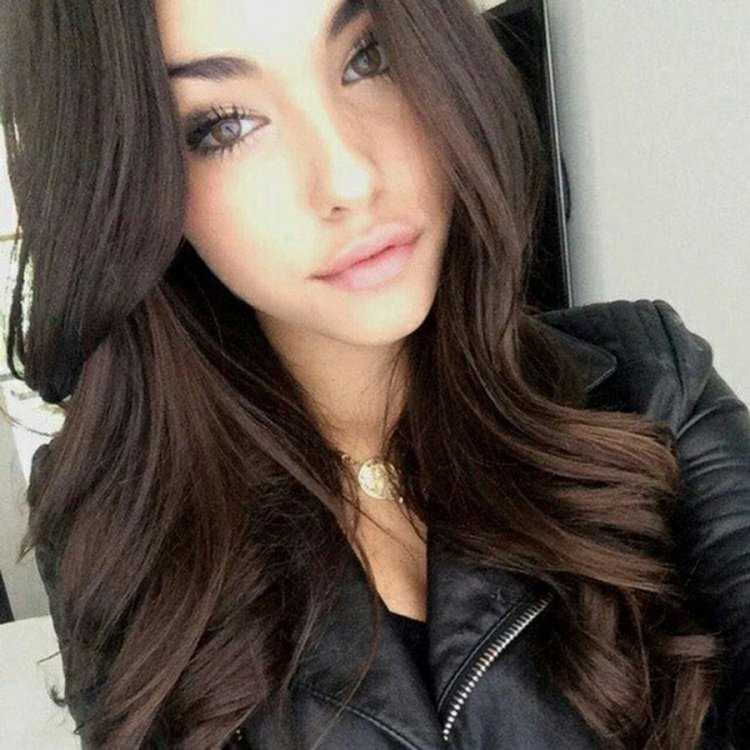 Девушка с темно каштановыми волосами