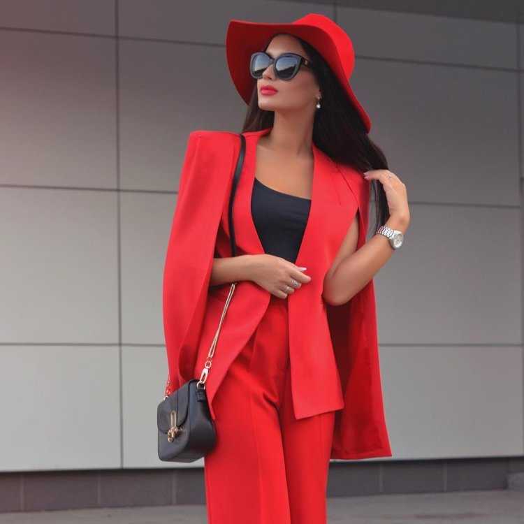 Стильная девушка в Красном