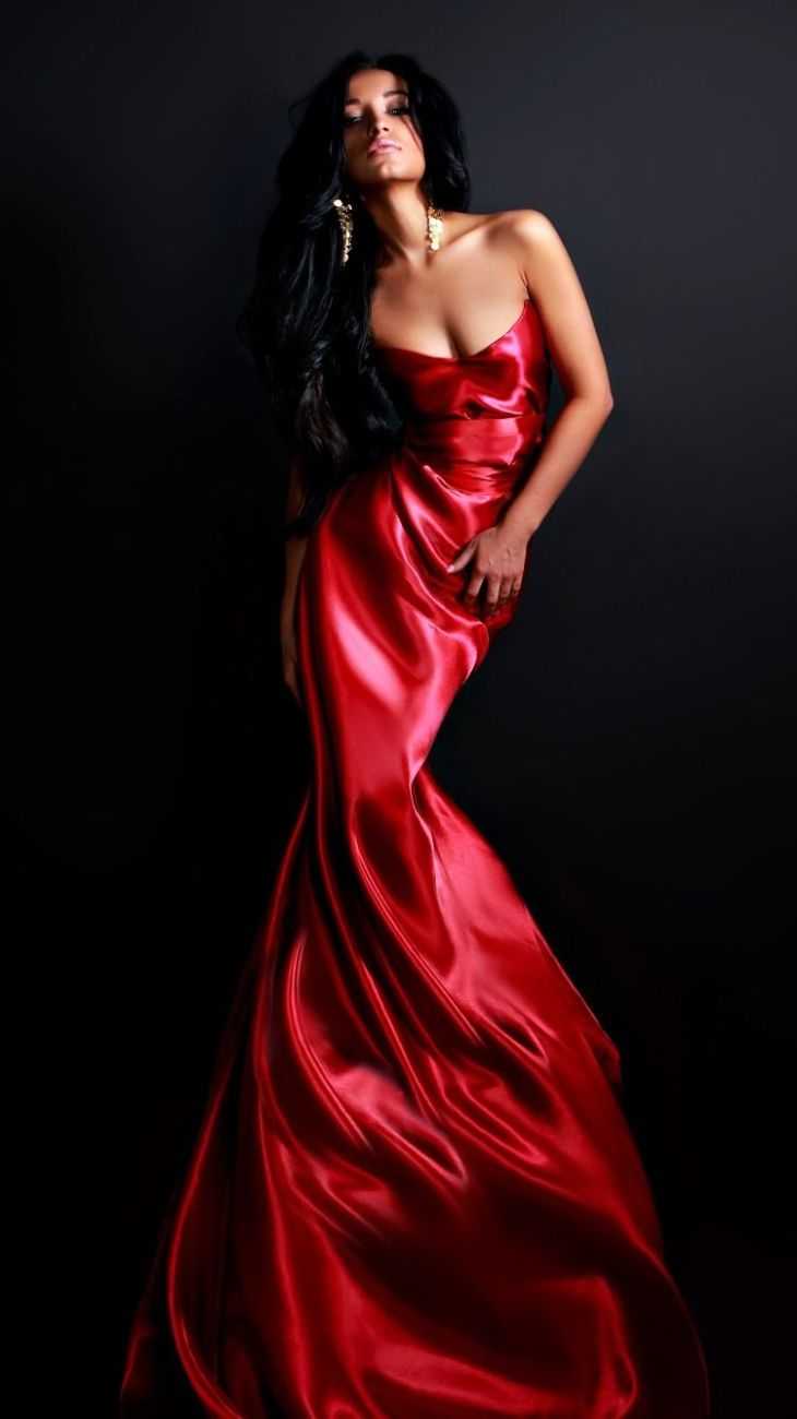 Брюнетка в Вечернем платье