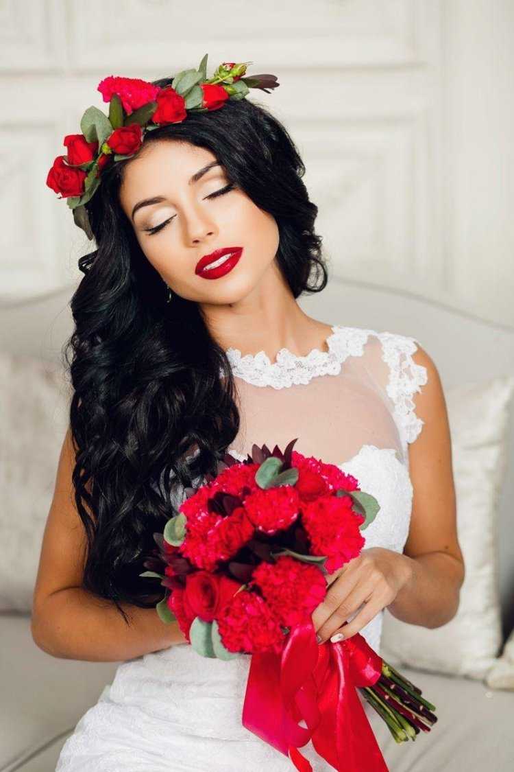 Яркая брюнетка