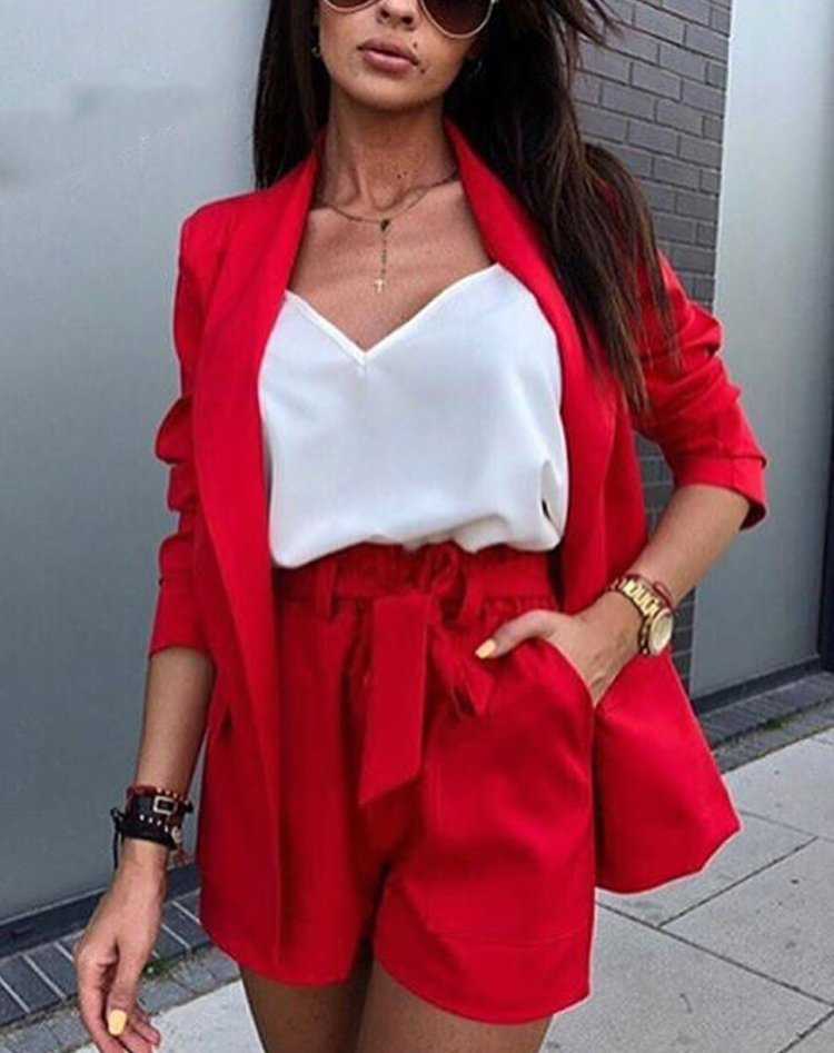 Девушка в красной одежде