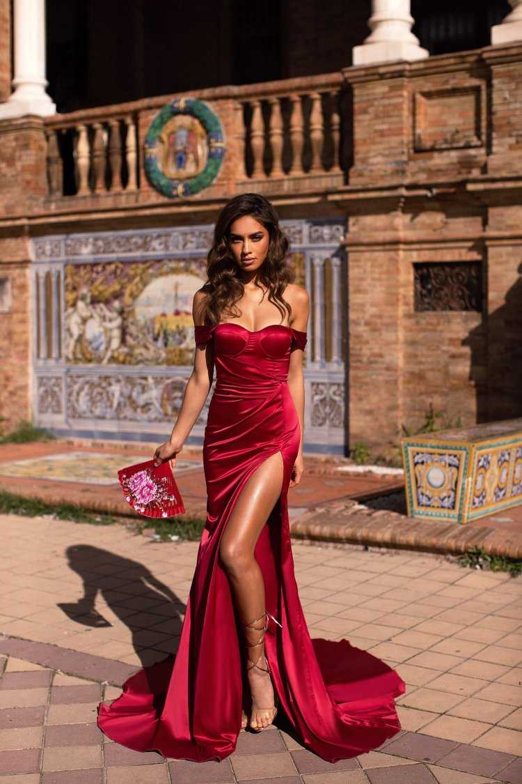 Женщина в длинном Красном платье