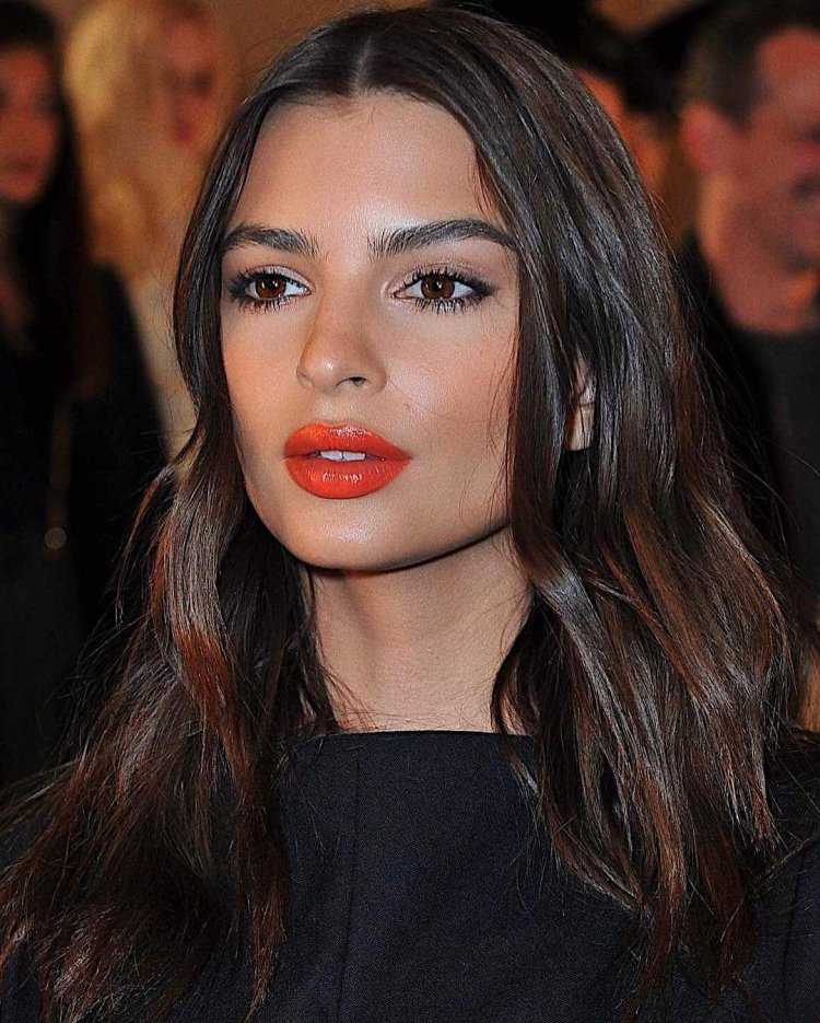 Эмили Ратажковски губы