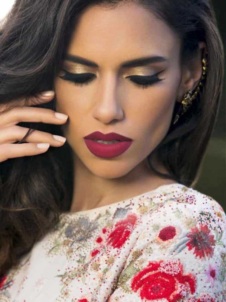 Брюнетки с яркой помадой