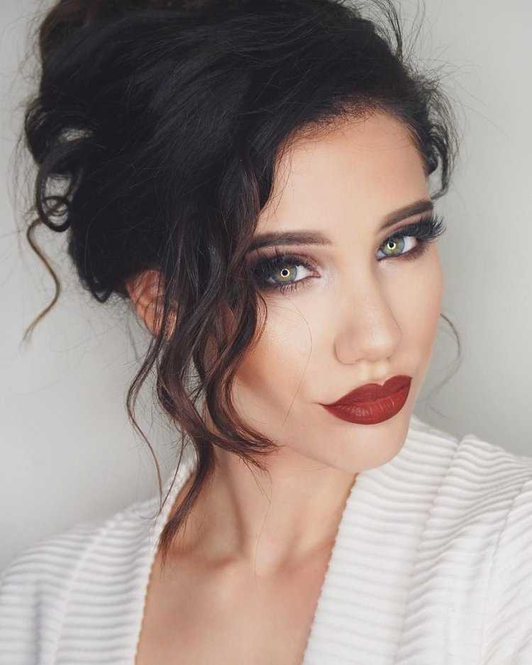 Брюнетка с красными губами