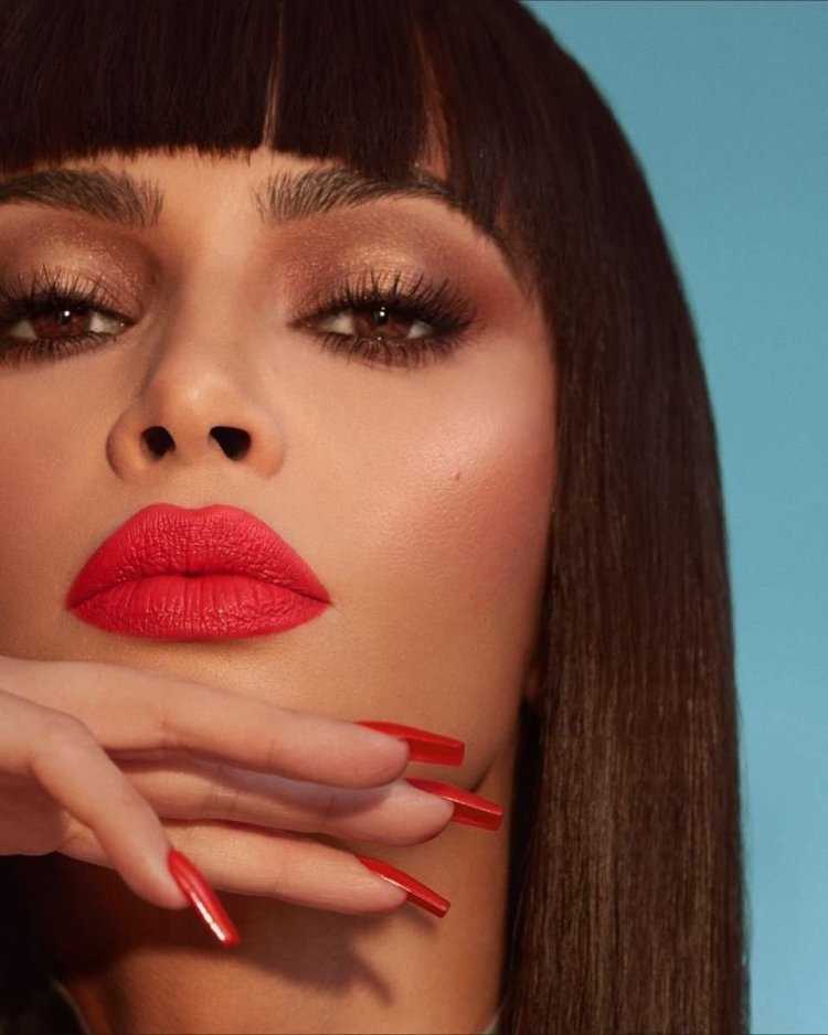 Ким Кардяшан с красной помадой