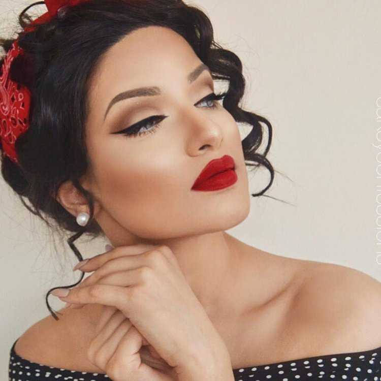 Образы с красной помадой брюнетки38